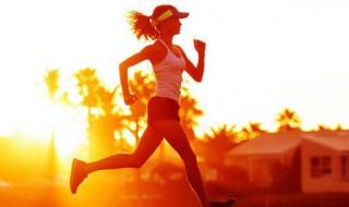 马拉松选手打翻水瓶